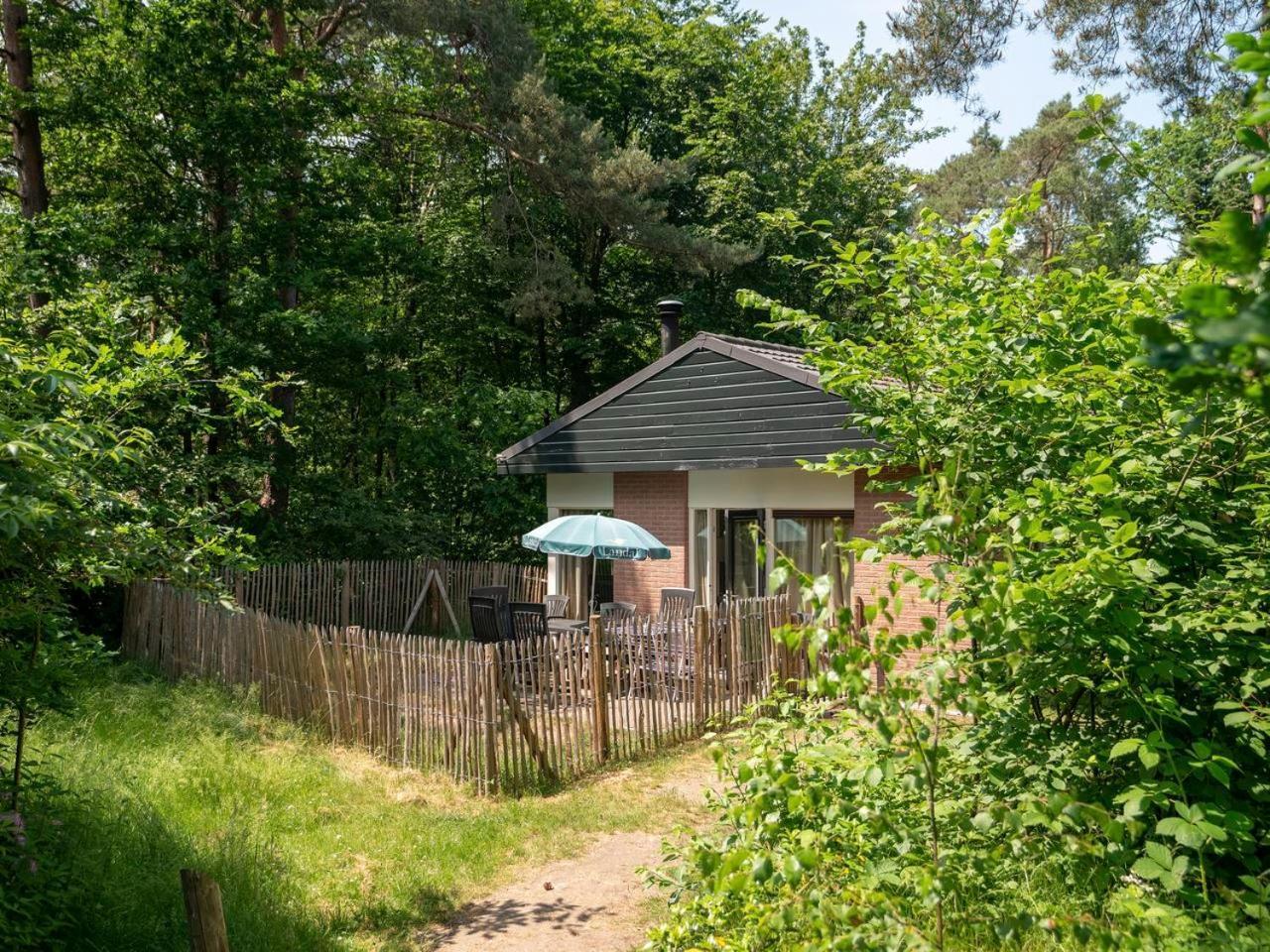 Comfort 6-Person Dog Bungalow In The Holiday Park Landal Heideheuvel Beekbergen Exterior foto